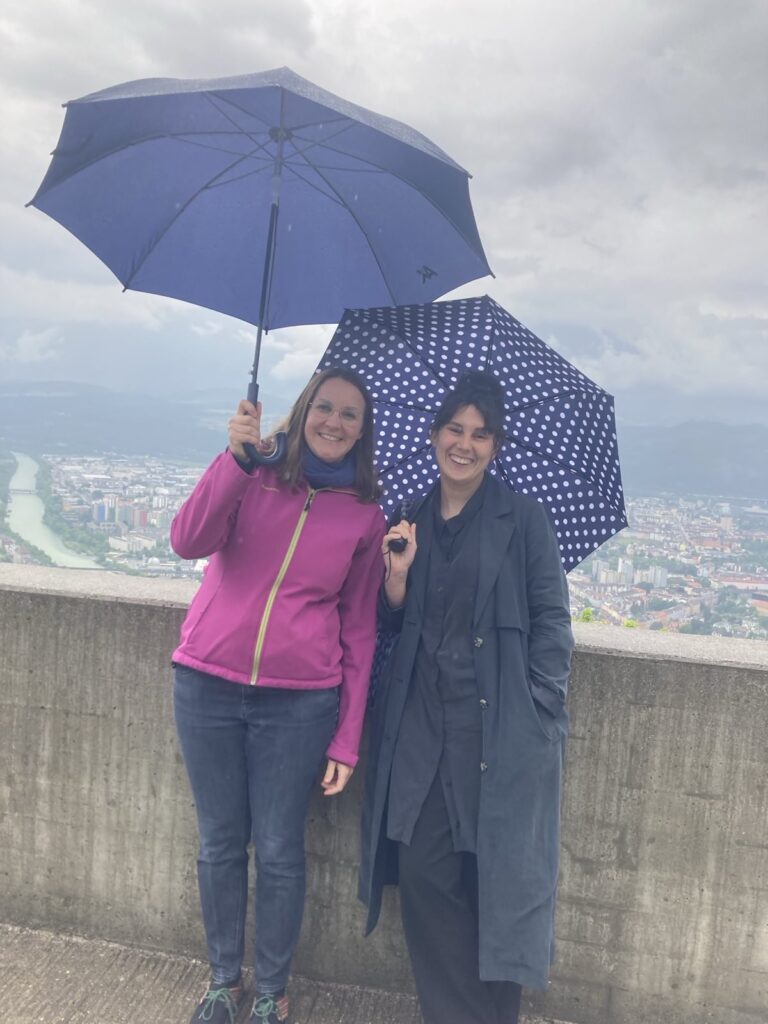 Zwei Personen stehen im Regen.