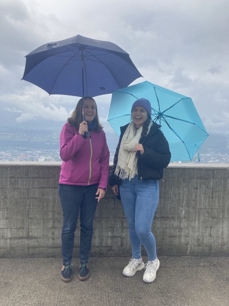 Zwei Personen stehen im Regen.