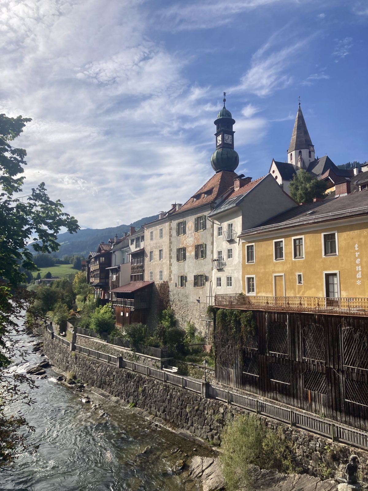 Alte Häuserzeile an einem Fluss